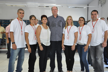 Os empresários Elis e Ângelo Lucca com a equipe da Eletrocabos BL durante a inauguração da loja
